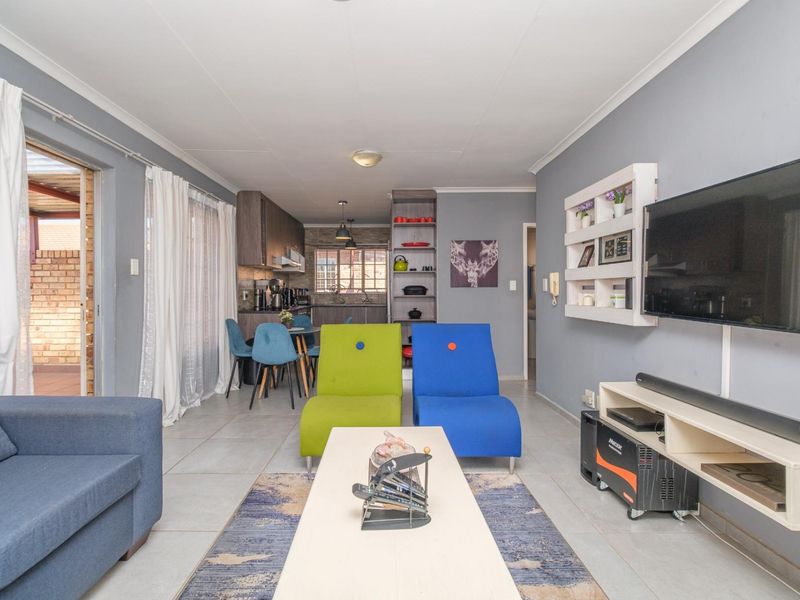 2 Bedroom 1 Full Bathroom 1 Lock-up Garage Unit for Sale in the Reeds - Photo 2