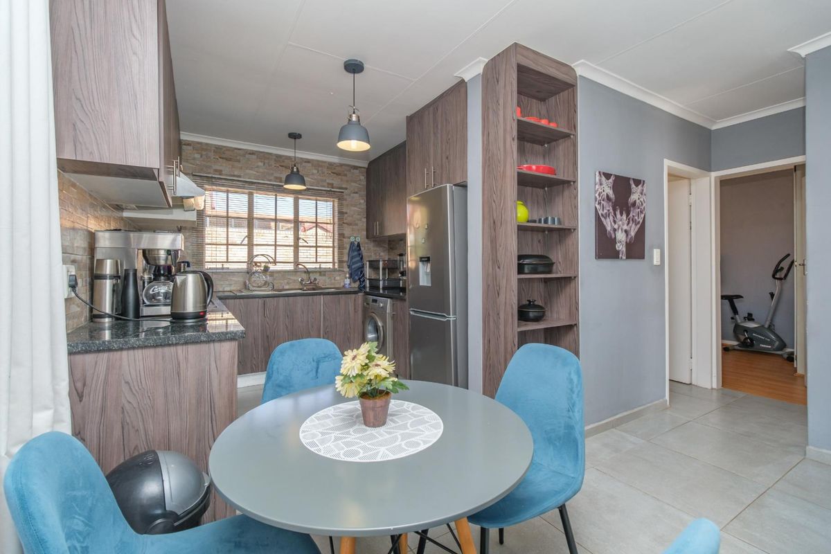 2 Bedroom 1 Full Bathroom 1 Lock-up Garage Unit for Sale in the Reeds - Photo 4