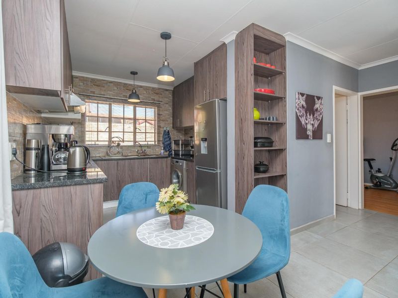 2 Bedroom 1 Full Bathroom 1 Lock-up Garage Unit for Sale in the Reeds - Photo 4