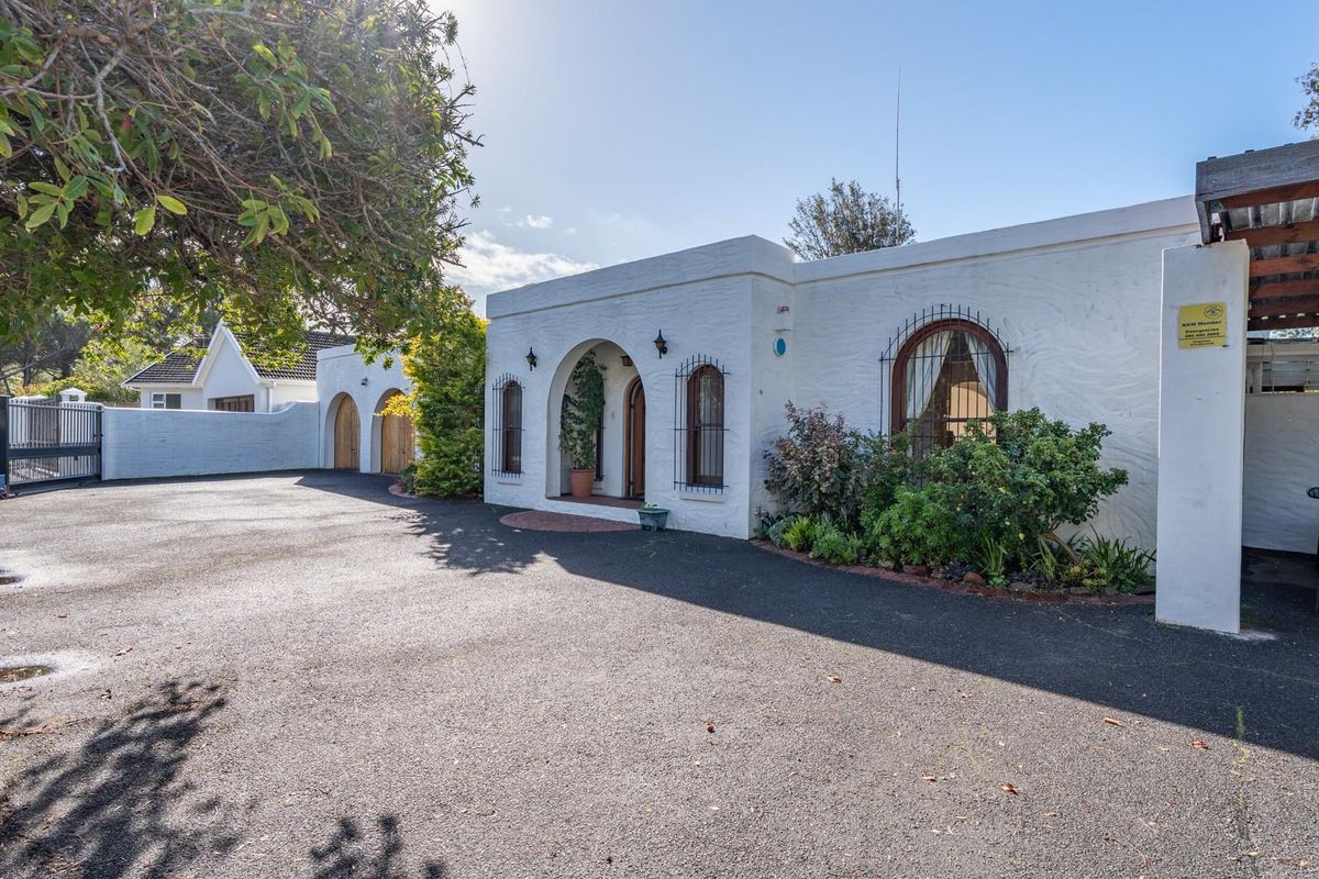 Super spacious home in quiet cul de sac position in Upper Bergvliet! - Photo 2
