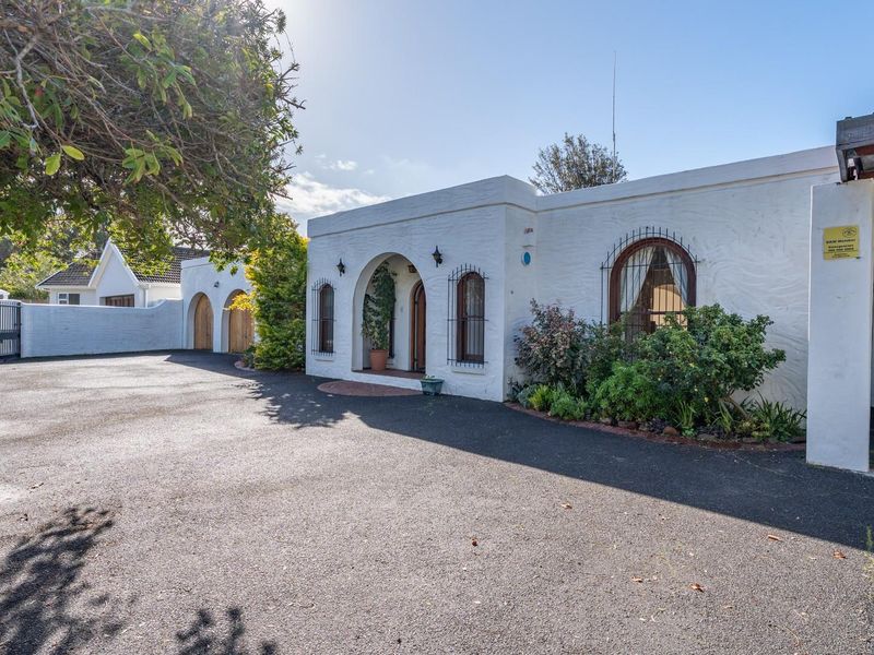 Super spacious home in quiet cul de sac position in Upper Bergvliet! - Photo 2