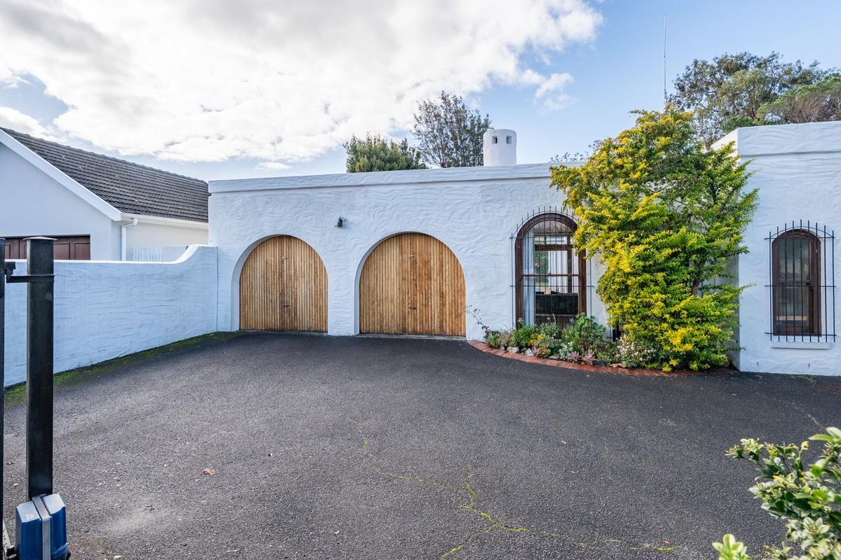 Super spacious home in quiet cul de sac position in Upper Bergvliet! - Photo 4