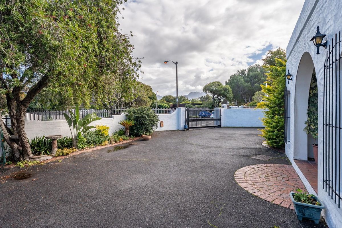 Super spacious home in quiet cul de sac position in Upper Bergvliet! - Photo 3