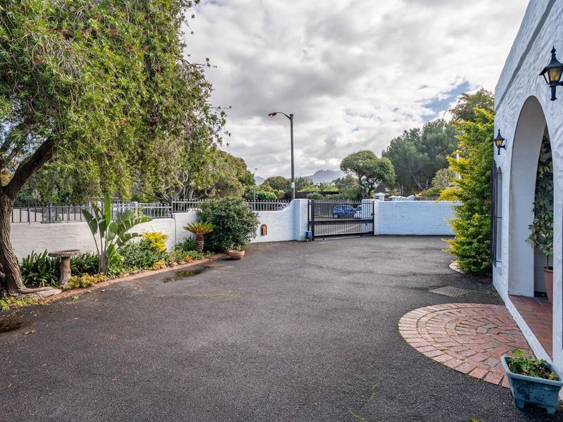 Super spacious home in quiet cul de sac position in Upper Bergvliet! - Photo 3