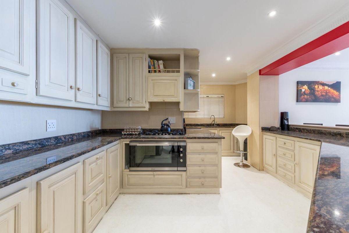 Excellent 3-Bedroom plus study Rental apartment in prime location with views. - Photo 3