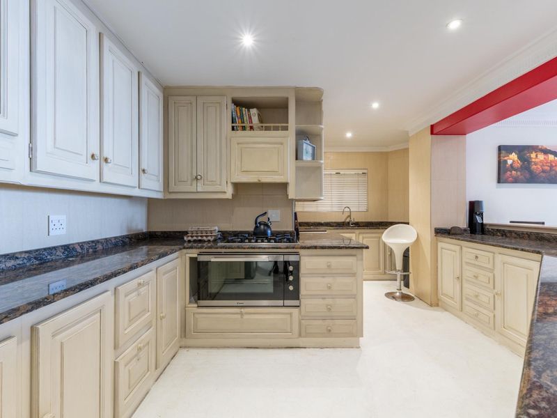 Excellent 3-Bedroom plus study Rental apartment in prime location with views. - Photo 3