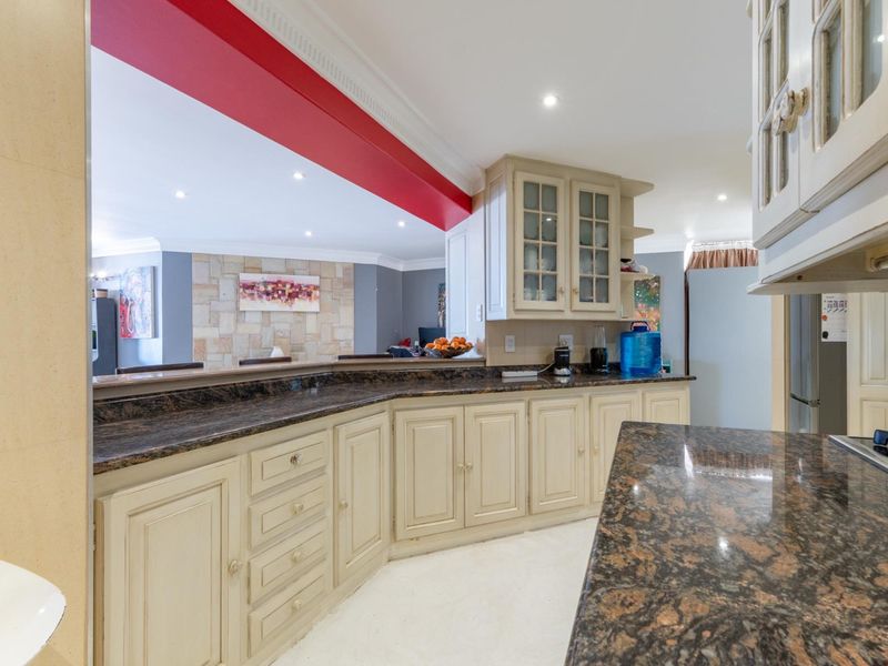 Excellent 3-Bedroom plus study Rental apartment in prime location with views. - Photo 7