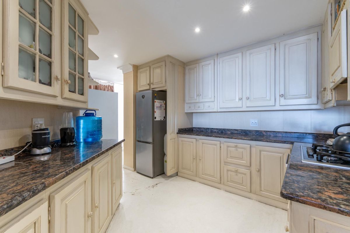 Excellent 3-Bedroom plus study Rental apartment in prime location with views. - Photo 4