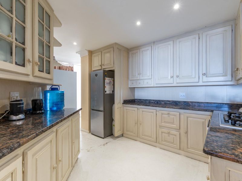Excellent 3-Bedroom plus study Rental apartment in prime location with views. - Photo 4