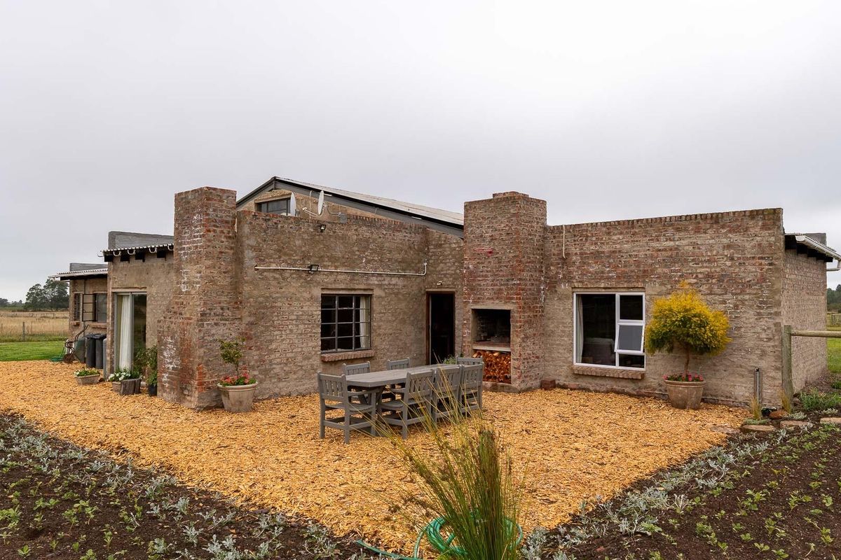 Breathtaking Lifestyle/ Lifestock Farm 7km from Riversdale, Western Cape - Photo 2