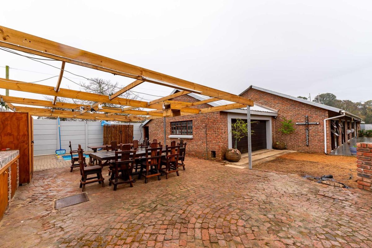 Excellent combination house with granny flat and office on 3200 m2 erf in Riversdale, Western Cape - Photo 5