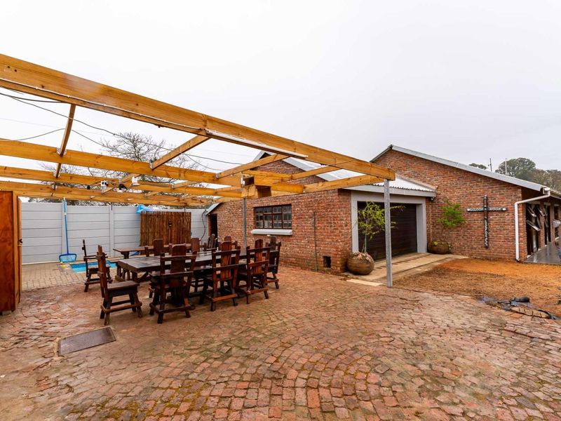 Excellent combination house with granny flat and office on 3200 m2 erf in Riversdale, Western Cape - Photo 5