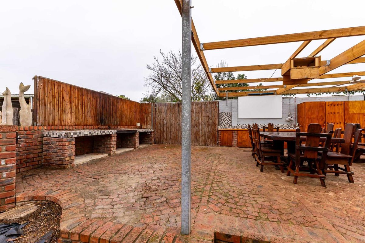 Excellent combination house with granny flat and office on 3200 m2 erf in Riversdale, Western Cape - Photo 4