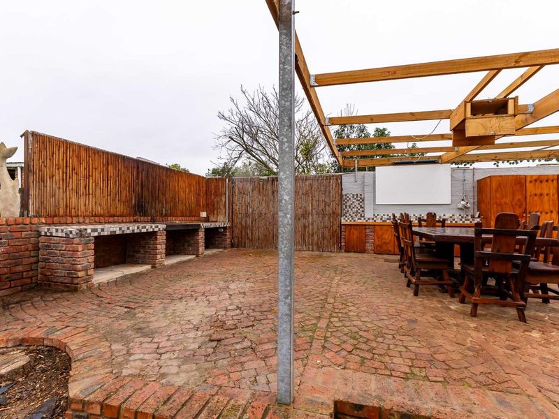 Excellent combination house with granny flat and office on 3200 m2 erf in Riversdale, Western Cape - Photo 4