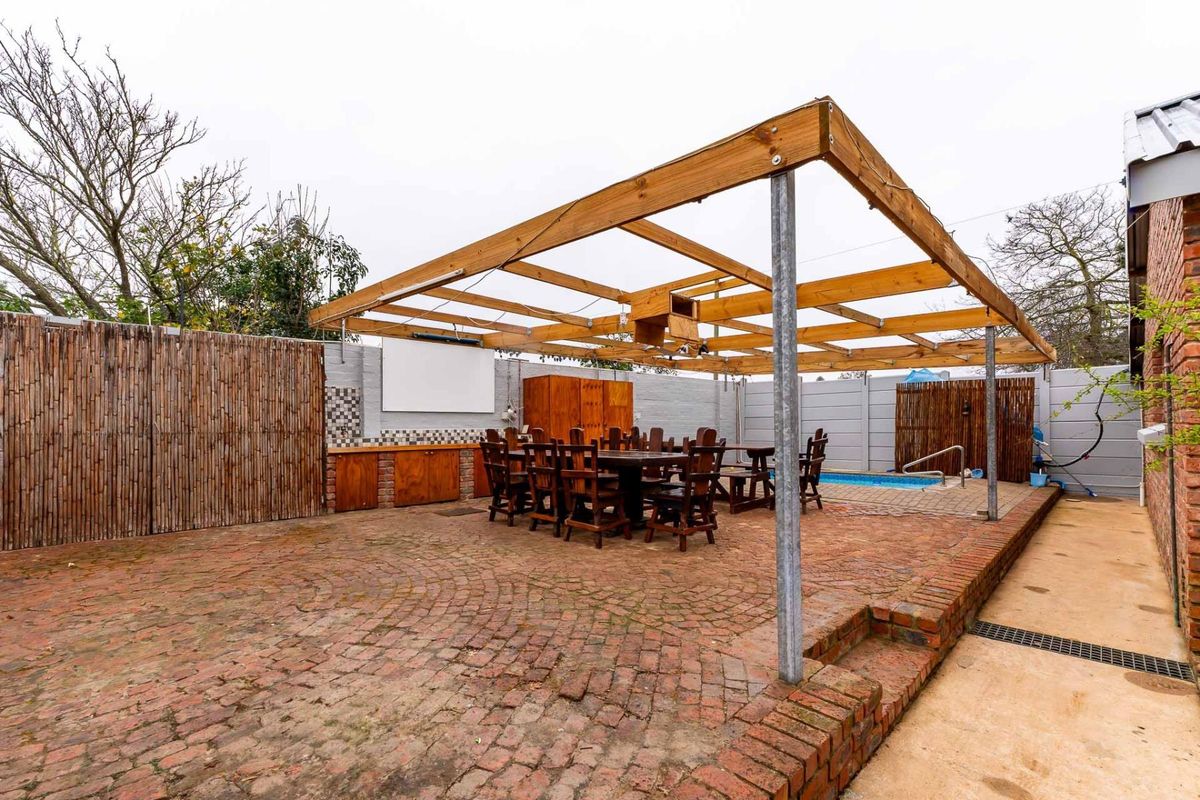 Excellent combination house with granny flat and office on 3200 m2 erf in Riversdale, Western Cape - Photo 3