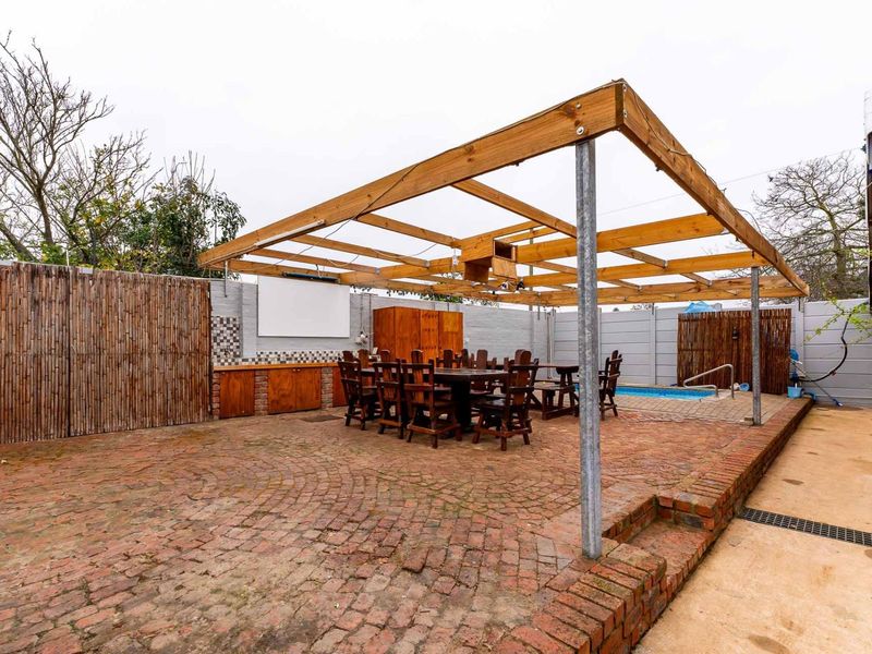 Excellent combination house with granny flat and office on 3200 m2 erf in Riversdale, Western Cape - Photo 3