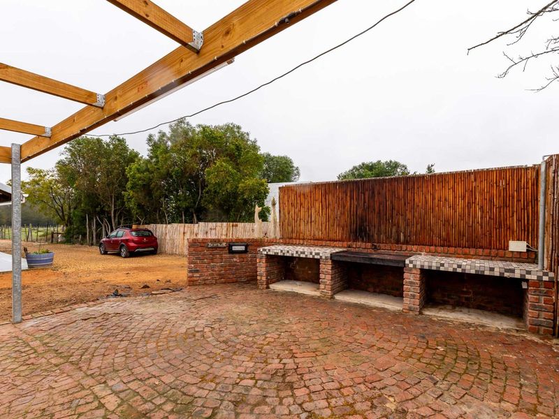 Excellent combination house with granny flat and office on 3200 m2 erf in Riversdale, Western Cape - Photo 9