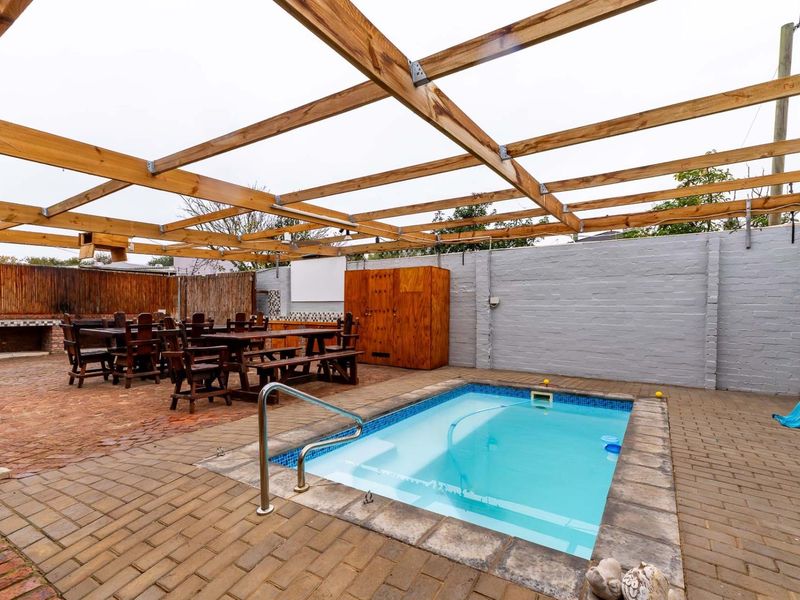 Excellent combination house with granny flat and office on 3200 m2 erf in Riversdale, Western Cape - Photo 8