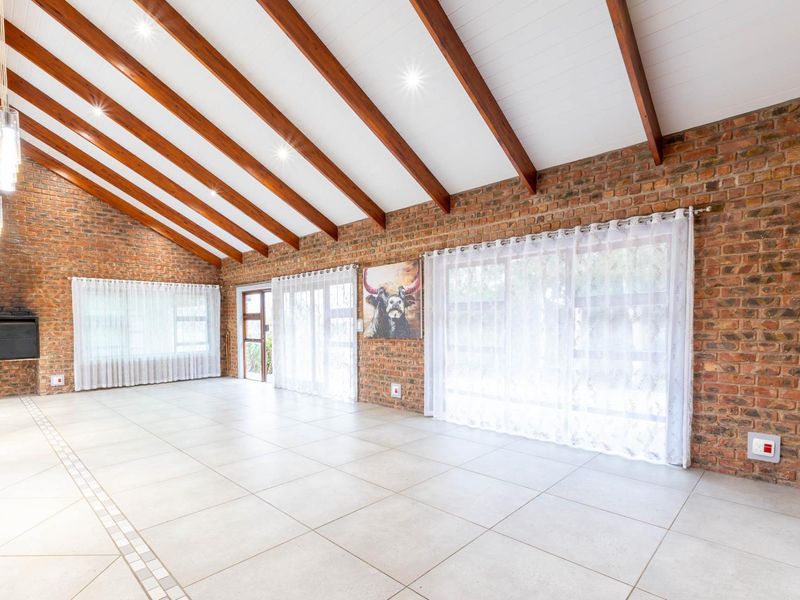 Excellent combination house with granny flat and office on 3200 m2 erf in Riversdale, Western Cape - Photo 10