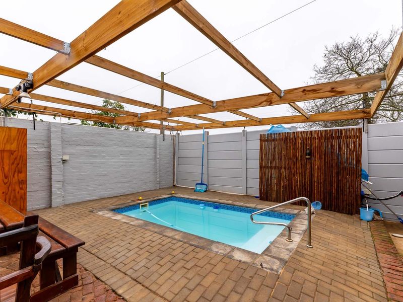 Excellent combination house with granny flat and office on 3200 m2 erf in Riversdale, Western Cape - Photo 7