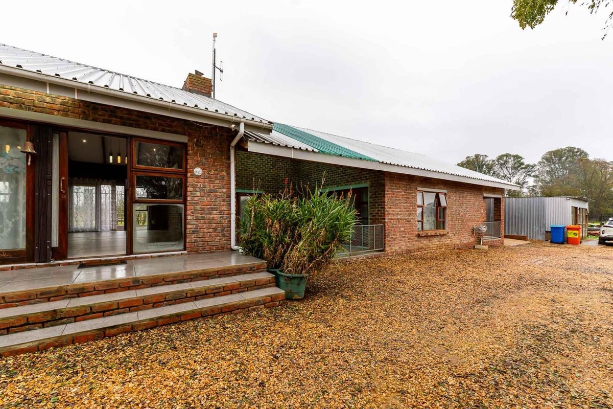 Excellent combination house with granny flat and office on 3200 m2 erf in Riversdale, Western Cape - Photo 2
