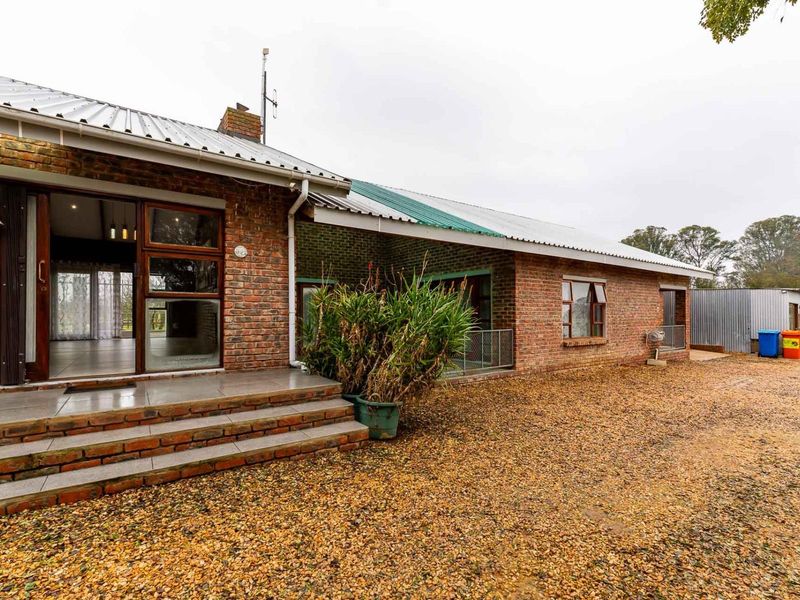 Excellent combination house with granny flat and office on 3200 m2 erf in Riversdale, Western Cape - Photo 2