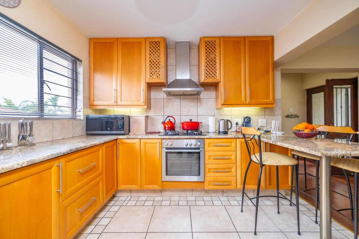 Great family home in secure estate - Photo 2