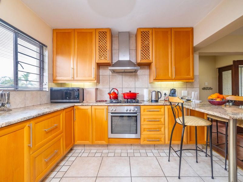 Great family home in secure estate - Photo 2