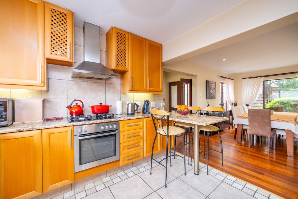 Great family home in secure estate - Photo 5