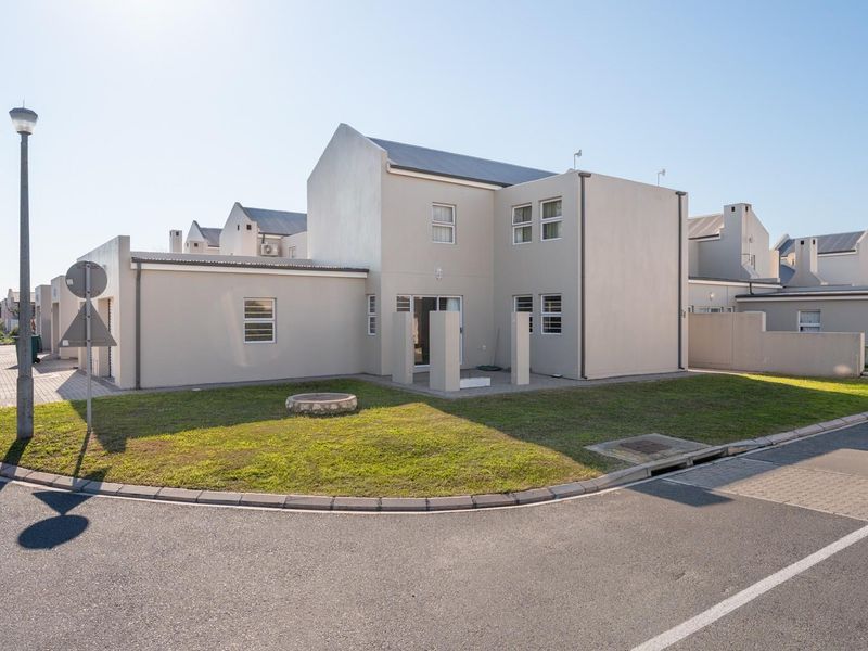 Corner Townhouse with Exceptional Convenience - Photo 1