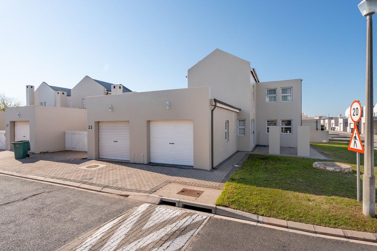 Corner Townhouse with Exceptional Convenience - Photo 3