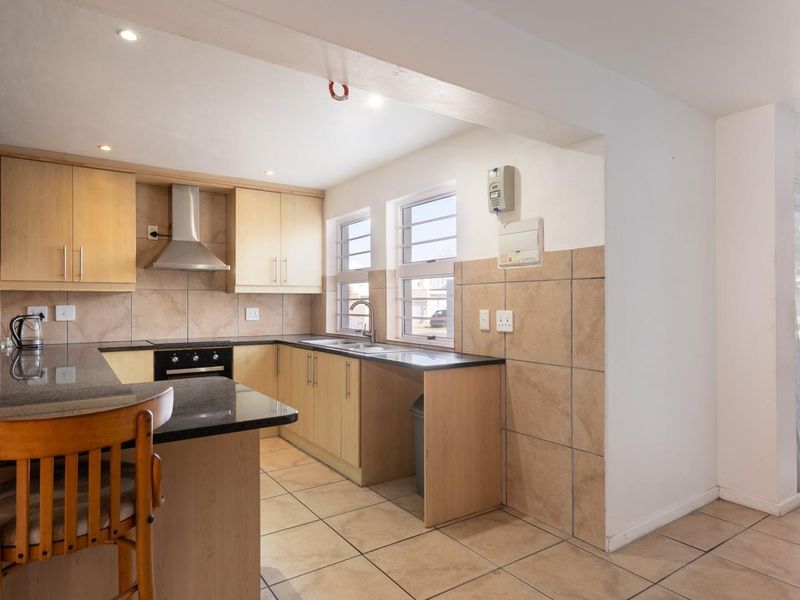 Corner Townhouse with Exceptional Convenience - Photo 7