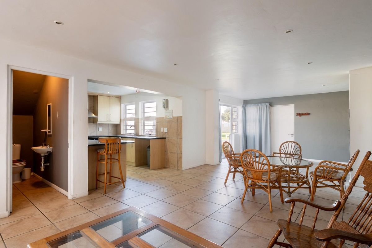 Corner Townhouse with Exceptional Convenience - Photo 5