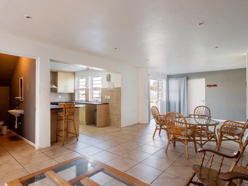 Corner Townhouse with Exceptional Convenience - Photo 5