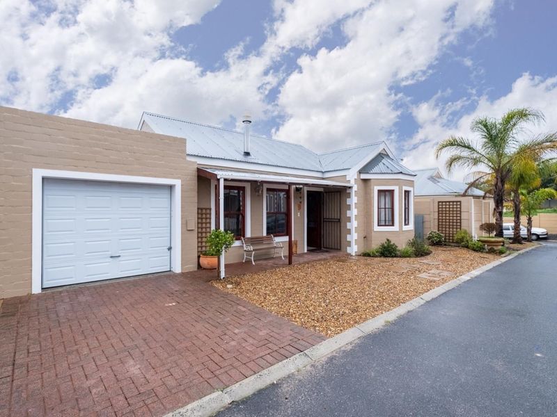 Stunning 2-bedroom DOG FRIENDLY town house in secured estate with 2 bathrooms and huge braai room - Photo 1