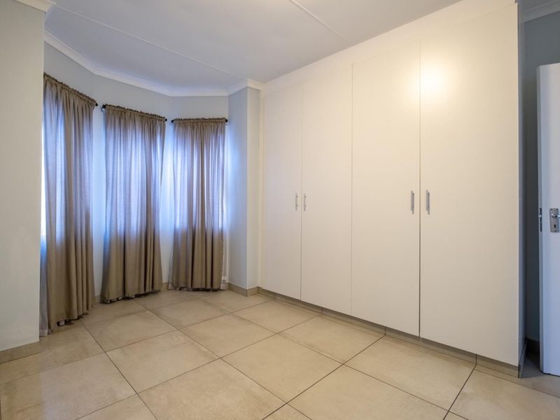 Stunning 2-bedroom DOG FRIENDLY town house in secured estate with 2 bathrooms and huge braai room - Photo 10