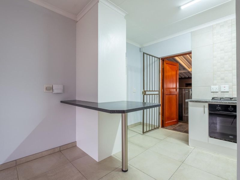 Stunning 2-bedroom DOG FRIENDLY town house in secured estate with 2 bathrooms and huge braai room - Photo 6