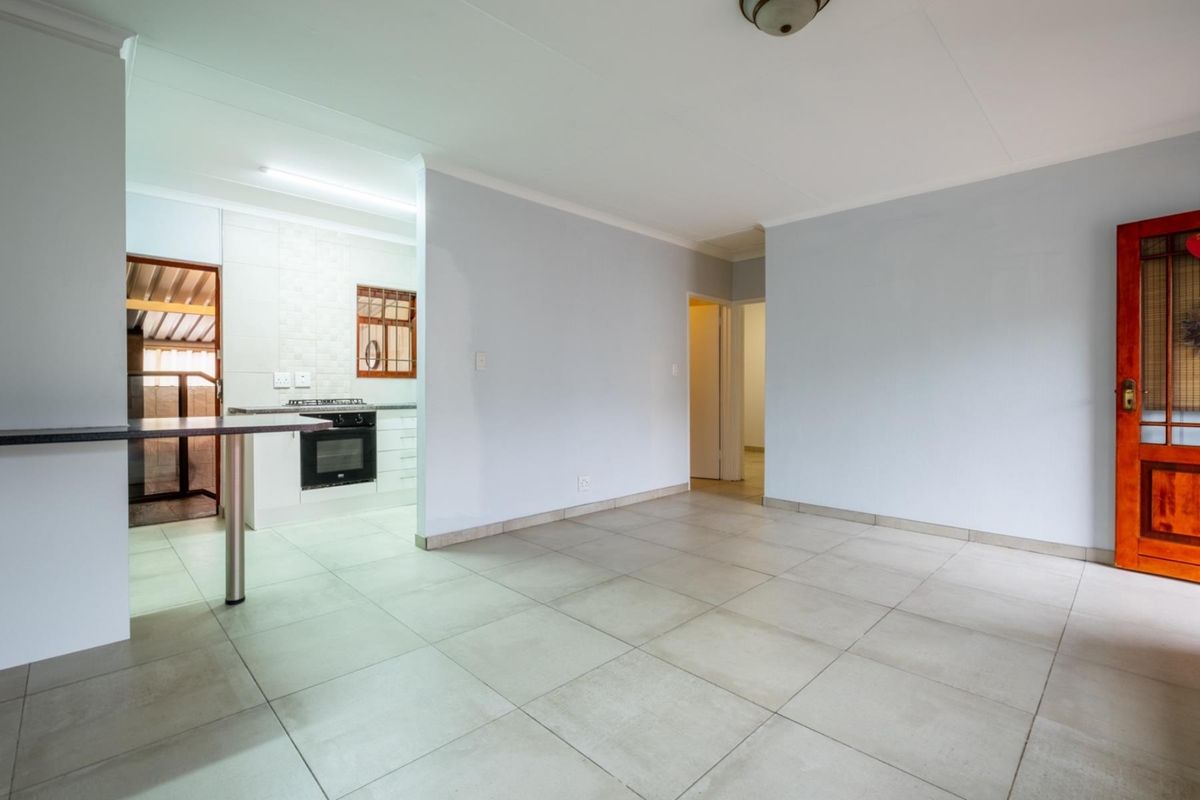 Stunning 2-bedroom DOG FRIENDLY town house in secured estate with 2 bathrooms and huge braai room - Photo 4