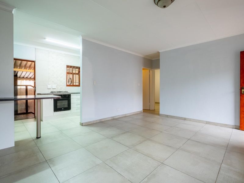 Stunning 2-bedroom DOG FRIENDLY town house in secured estate with 2 bathrooms and huge braai room - Photo 4