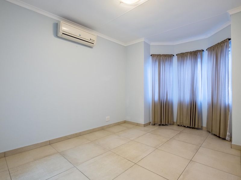 Stunning 2-bedroom DOG FRIENDLY town house in secured estate with 2 bathrooms and huge braai room - Photo 9