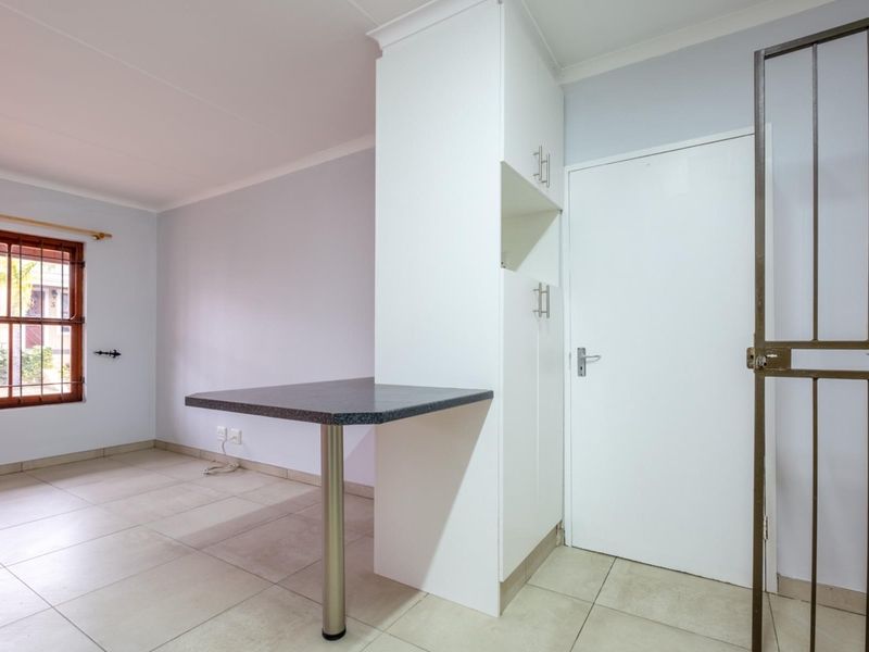 Stunning 2-bedroom DOG FRIENDLY town house in secured estate with 2 bathrooms and huge braai room - Photo 8