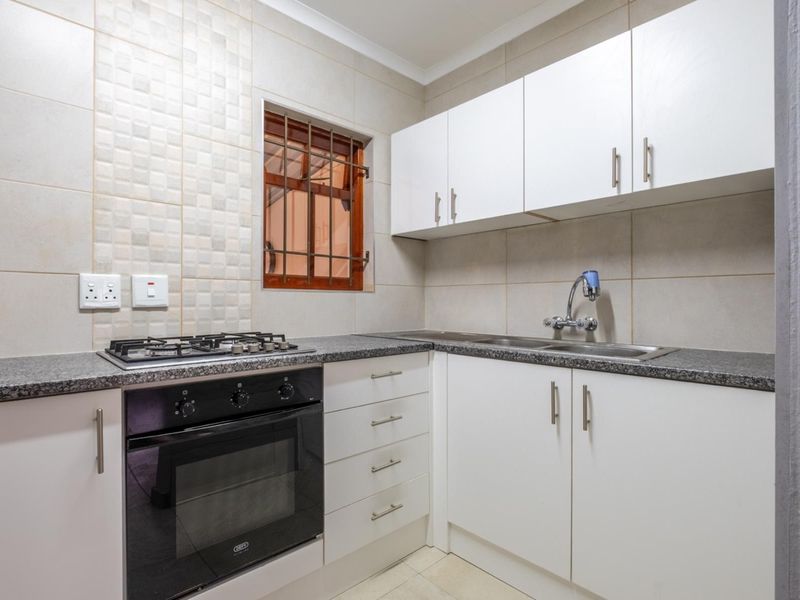 Stunning 2-bedroom DOG FRIENDLY town house in secured estate with 2 bathrooms and huge braai room - Photo 7