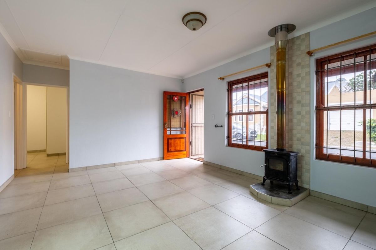 Stunning 2-bedroom DOG FRIENDLY town house in secured estate with 2 bathrooms and huge braai room - Photo 3