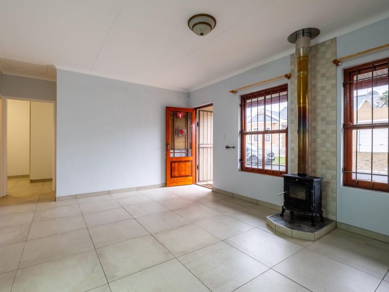 Stunning 2-bedroom DOG FRIENDLY town house in secured estate with 2 bathrooms and huge braai room - Photo 3