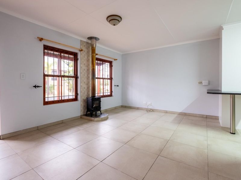 Stunning 2-bedroom DOG FRIENDLY town house in secured estate with 2 bathrooms and huge braai room - Photo 2