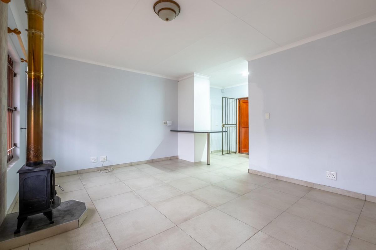 Stunning 2-bedroom DOG FRIENDLY town house in secured estate with 2 bathrooms and huge braai room - Photo 5