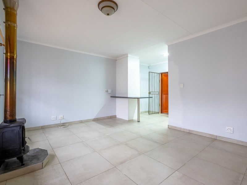 Stunning 2-bedroom DOG FRIENDLY town house in secured estate with 2 bathrooms and huge braai room - Photo 5