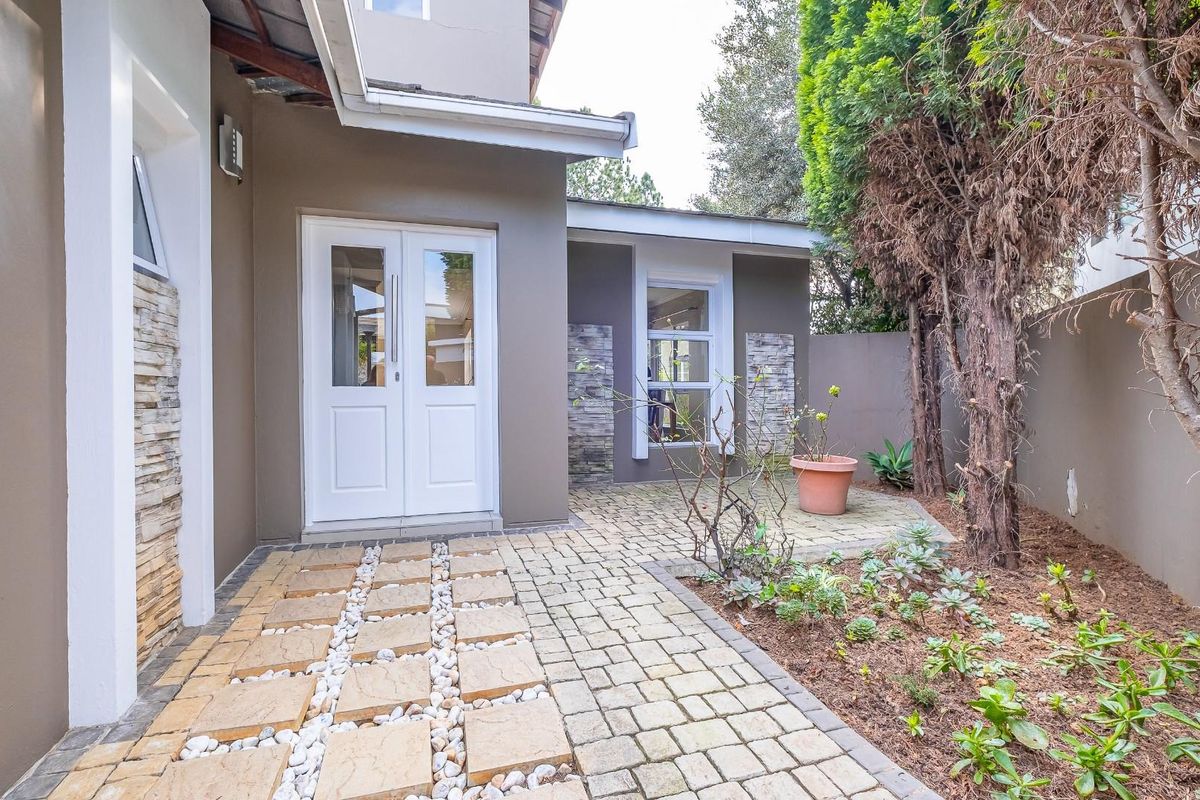 Luxurious Fully Furnished 3-Bed executive Home in Stone River Estate - Photo 3