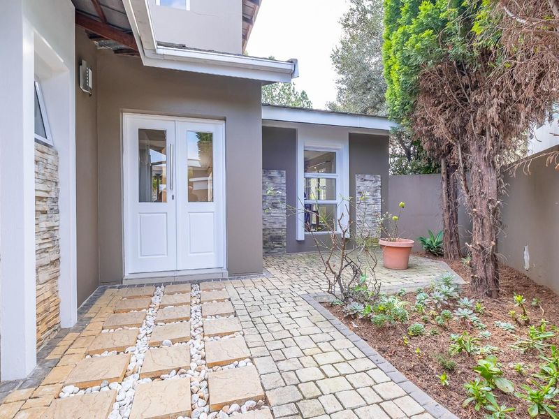 Luxurious Fully Furnished 3-Bed executive Home in Stone River Estate - Photo 3