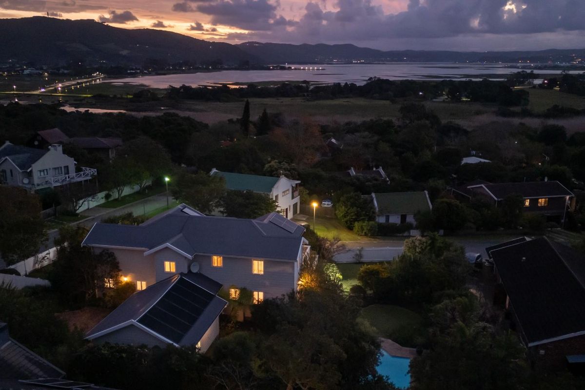 SUN SUN SUN HERE IT COMES - SUPERB HOME WITH LAGOON AND MOUNTAIN VIEWS - Photo 5